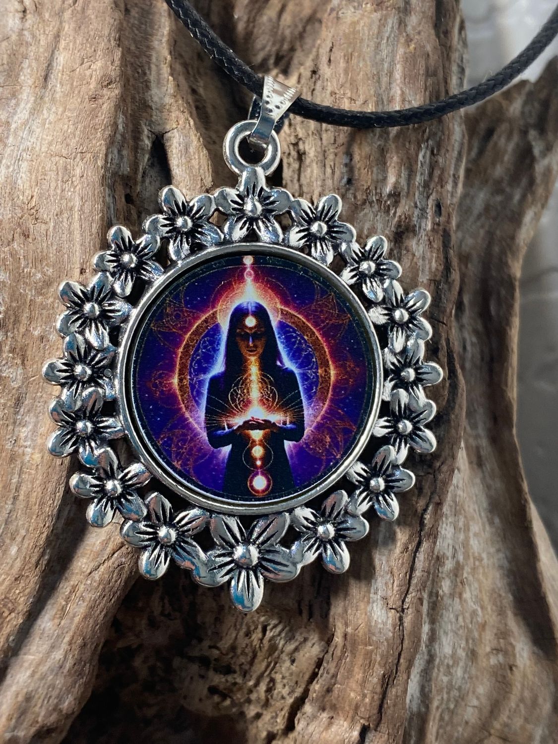 Amulett – silberfarben Blumenmuster mit Wicca Zauberin Symbol – Produktansicht 1
