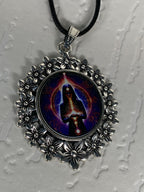 Amulett – silberfarben Blumenmuster mit Wicca Zauberin Symbol – Produktansicht 1