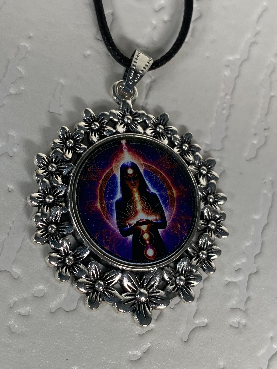 Amulett – silberfarben Blumenmuster mit Wicca Zauberin Symbol – Produktansicht 1