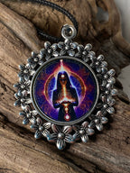 Amulett – silberfarben Blumenmuster mit Wicca Zauberin Symbol – Produktansicht 1