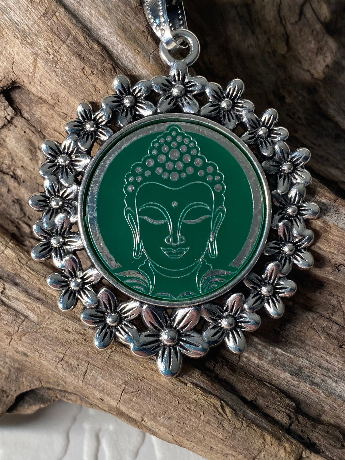 Amulett – silberfarben Blumenmuster mit Buddha Symbol – Produktansicht 1