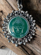 Amulett – silberfarben Blumenmuster mit Buddha Symbol – Produktansicht 1
