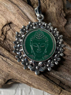 Amulett – silberfarben Blumenmuster mit Buddha Symbol – Produktansicht 1