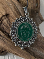 Amulett – silberfarben Blumenmuster mit Buddha Symbol – Produktansicht 1