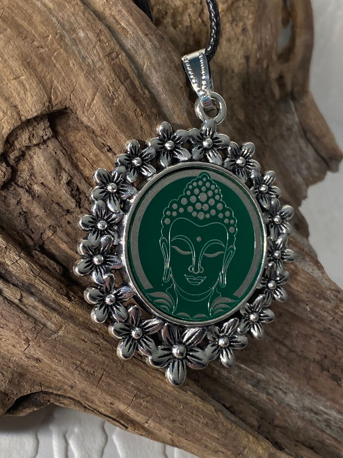 Amulett – silberfarben Blumenmuster mit Buddha Symbol – Produktansicht 1