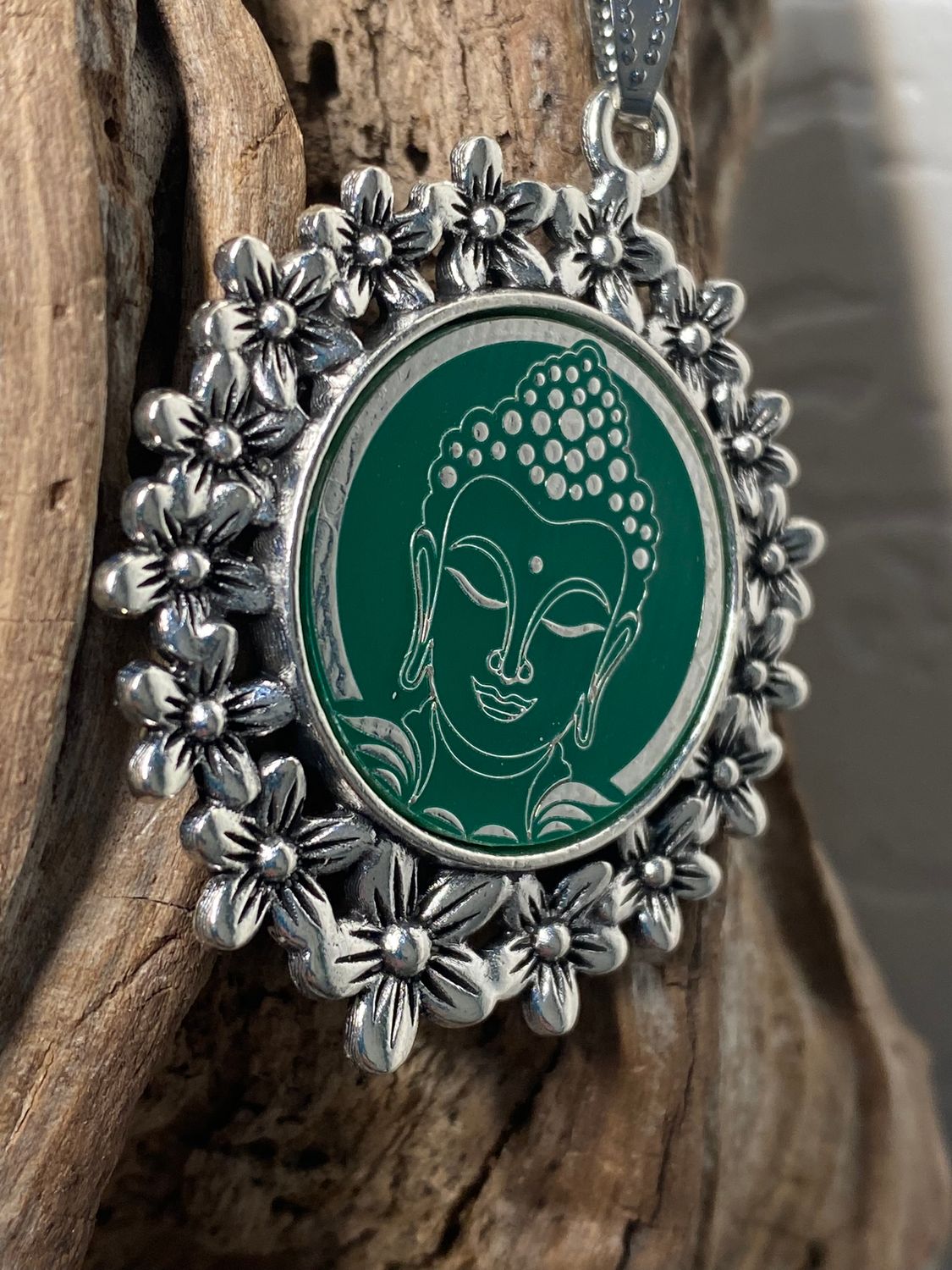 Amulett – silberfarben Blumenmuster mit Buddha Symbol – Produktansicht 1