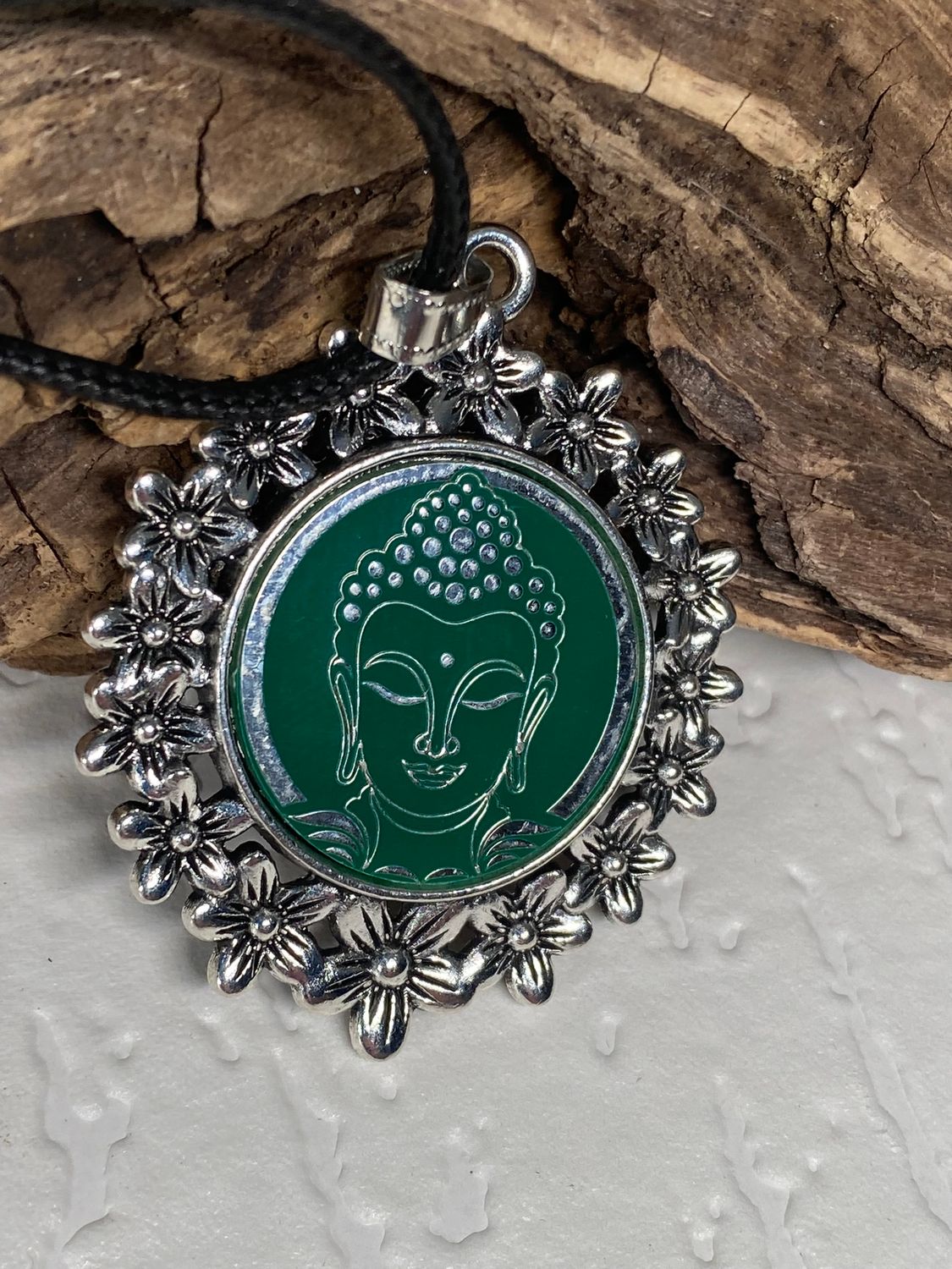 Amulett – silberfarben Blumenmuster mit Buddha Symbol – Produktansicht 1