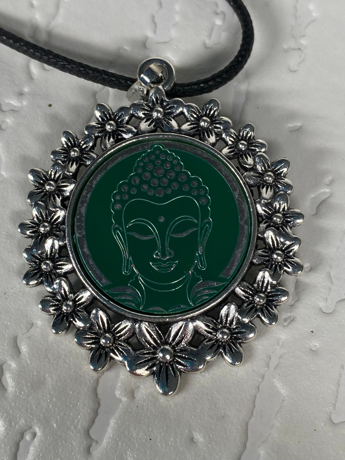 Amulett – silberfarben Blumenmuster mit Buddha Symbol – Produktansicht 1