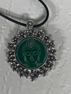 Amulett – silberfarben Blumenmuster mit Buddha Symbol – Produktansicht 1