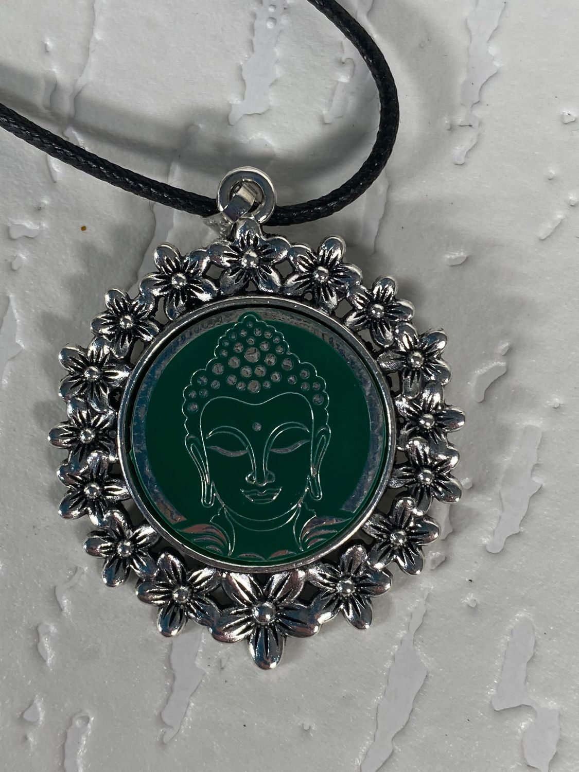 Amulett – silberfarben Blumenmuster mit Buddha Symbol – Produktansicht 1