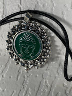 Amulett – silberfarben Blumenmuster mit Buddha Symbol – Produktansicht 1