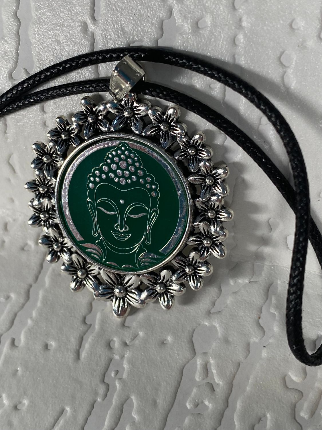 Amulett – silberfarben Blumenmuster mit Buddha Symbol – Produktansicht 1