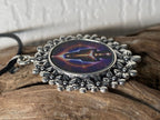 Amulett – silberfarben Blumenmuster mit Wicca Zauberin Symbol – Produktansicht 1
