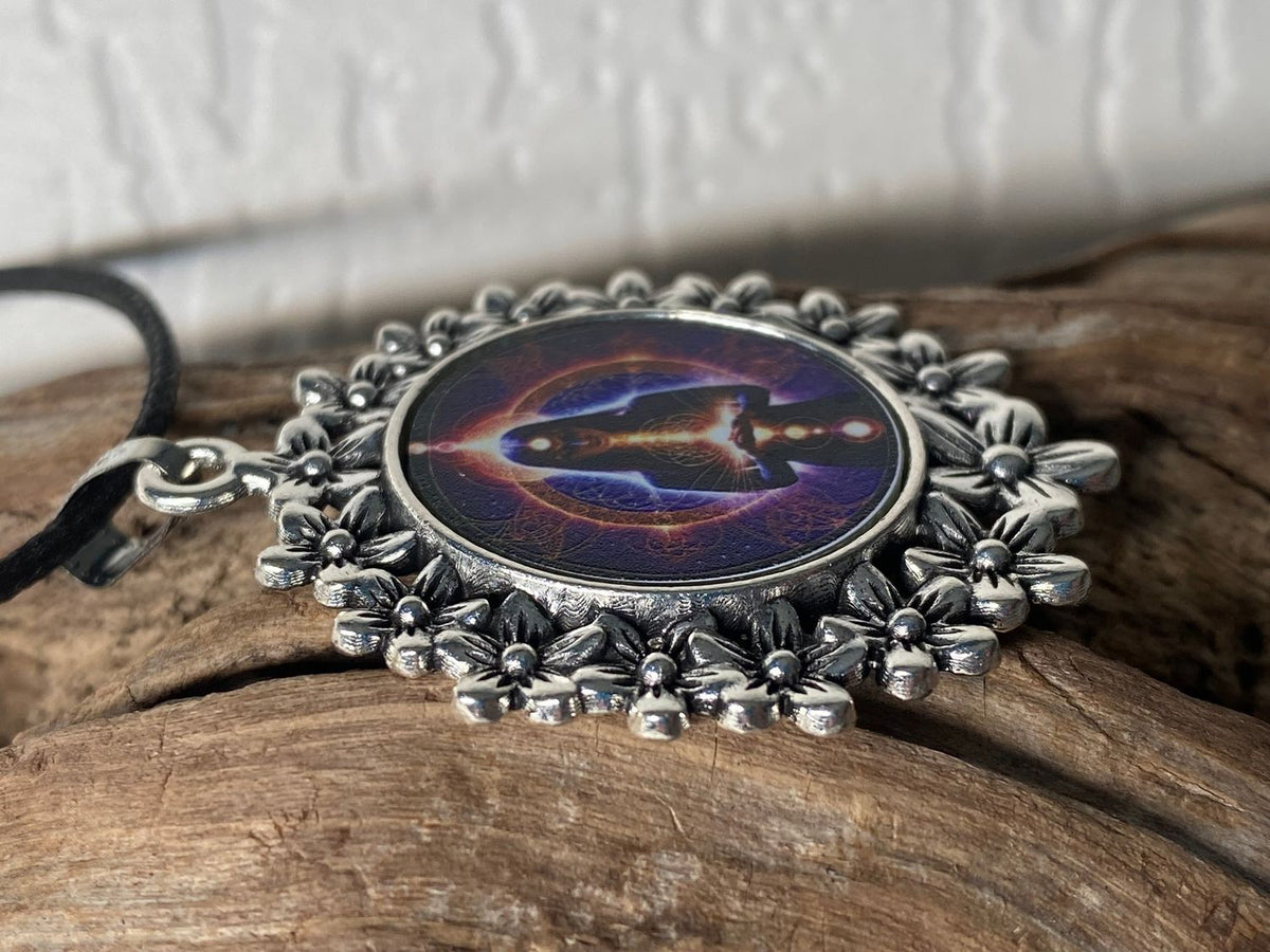 Amulett – silberfarben Blumenmuster mit Wicca Zauberin Symbol – Produktansicht 1