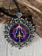 Amulett – silberfarben Blumenmuster mit Wicca Zauberin Symbol – Produktansicht 1