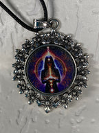 Amulett – silberfarben Blumenmuster mit Wicca Zauberin Symbol – Produktansicht 1