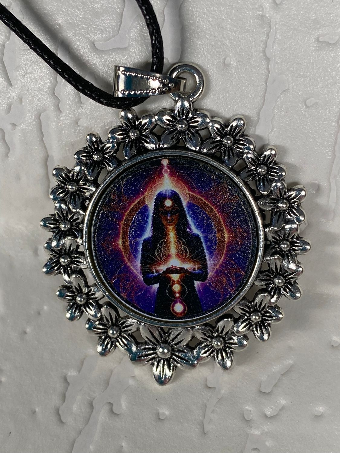 Amulett – silberfarben Blumenmuster mit Wicca Zauberin Symbol – Produktansicht 1