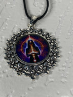 Amulett – silberfarben Blumenmuster mit Wicca Zauberin Symbol – Produktansicht 1