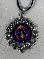 Amulett – silberfarben Blumenmuster mit Wicca Zauberin Symbol – Produktansicht 1