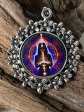 Amulett – silberfarben Blumenmuster mit Wicca Zauberin Symbol – Produktansicht 1