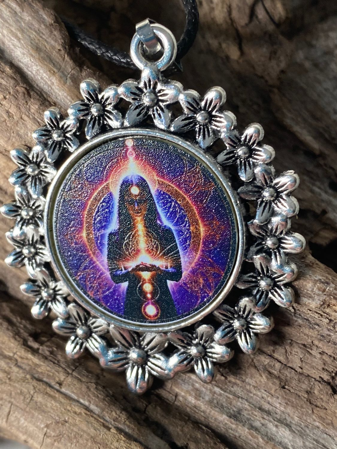 Amulett – silberfarben Blumenmuster mit Wicca Zauberin Symbol – Produktansicht 1