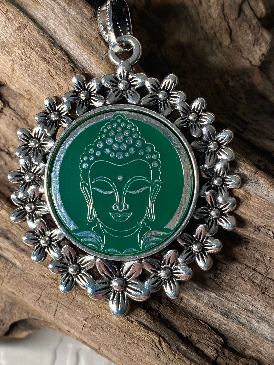 Amulett – silberfarben Blumenmuster mit Buddha Symbol – Produktansicht 1