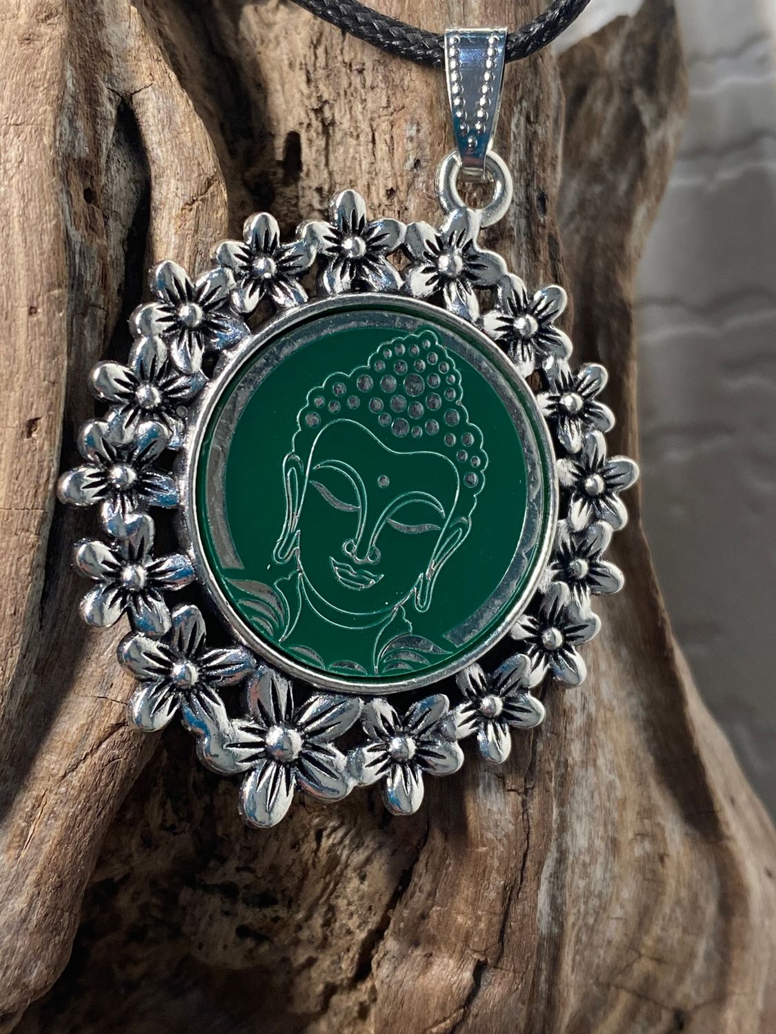Amulett – silberfarben Blumenmuster mit Buddha Symbol – Produktansicht 1