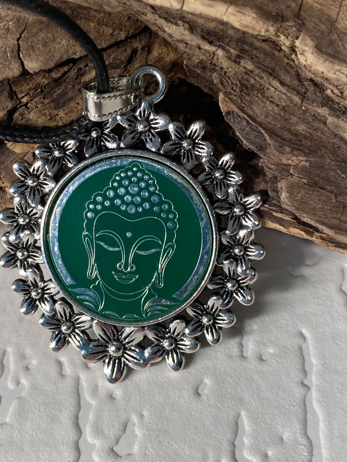 Amulett – silberfarben Blumenmuster mit Buddha Symbol – Produktansicht 1