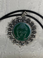 Amulett – silberfarben Blumenmuster mit Buddha Symbol – Produktansicht 1