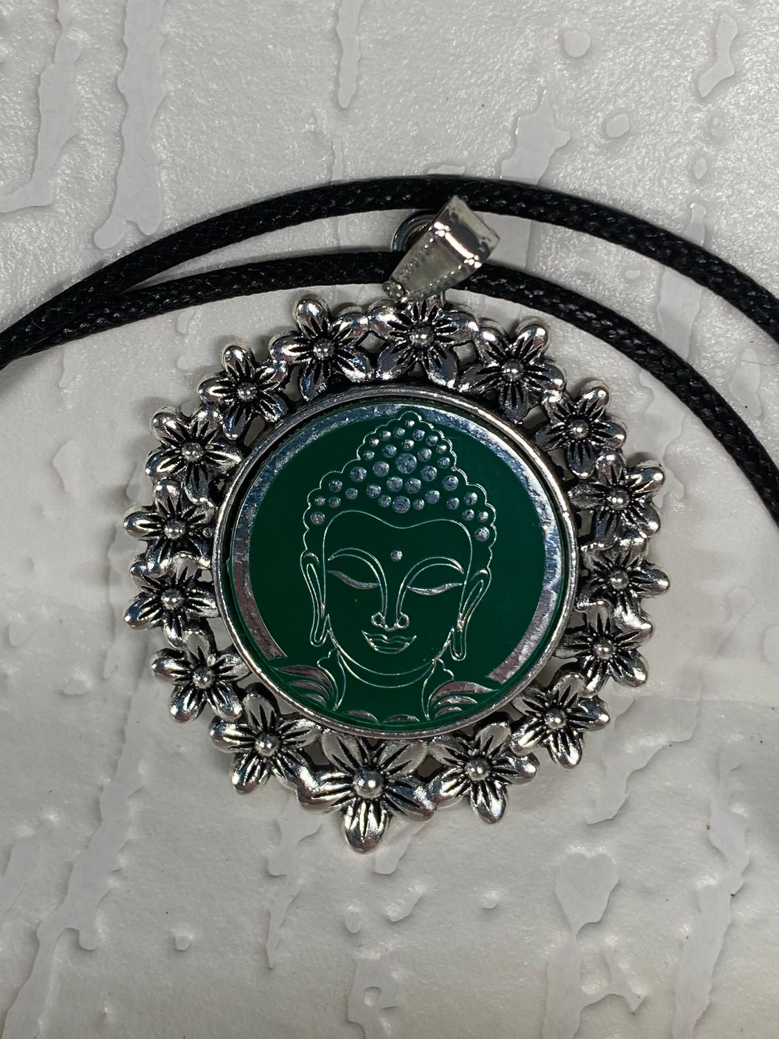 Amulett – silberfarben Blumenmuster mit Buddha Symbol – Produktansicht 1