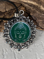 Amulett – silberfarben Blumenmuster mit Buddha Symbol – Produktansicht 1