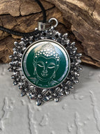 Amulett – silberfarben Blumenmuster mit Buddha Symbol – Produktansicht 1