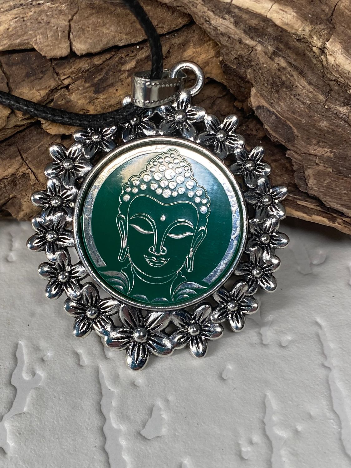 Amulett – silberfarben Blumenmuster mit Buddha Symbol – Produktansicht 1