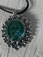 Amulett – silberfarben Blumenmuster mit Buddha Symbol – Produktansicht 1