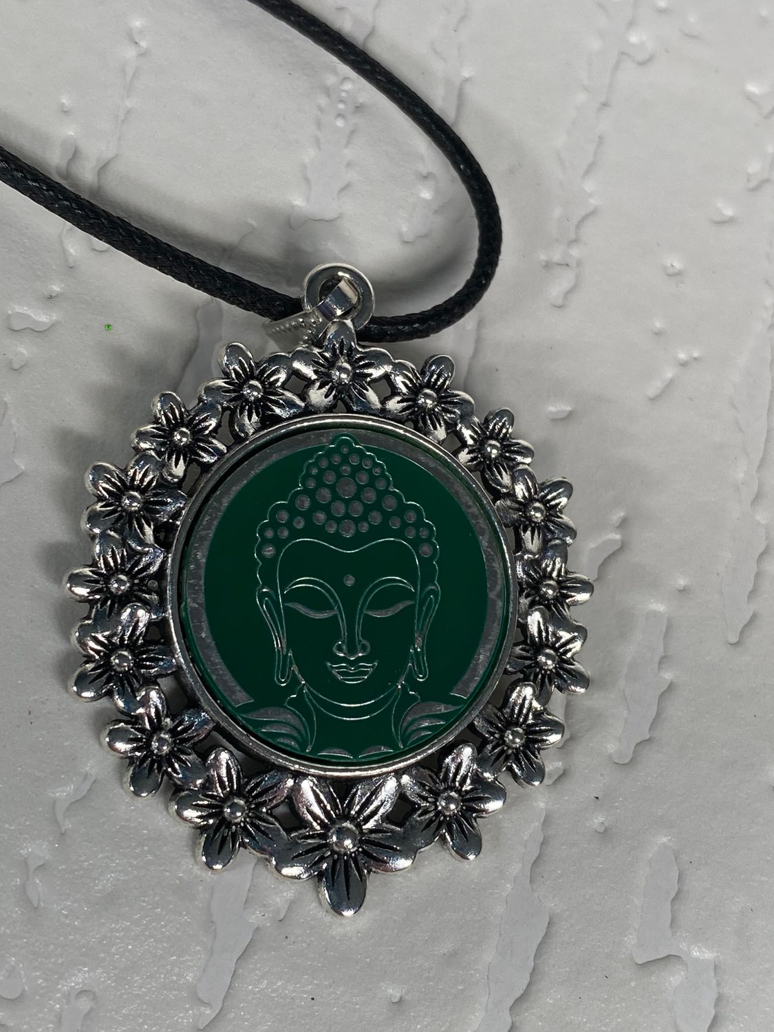 Amulett – silberfarben Blumenmuster mit Buddha Symbol – Produktansicht 1