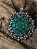 Amulett – silberfarben Blumenmuster mit Herz Chakra Symbol – Produktansicht 1