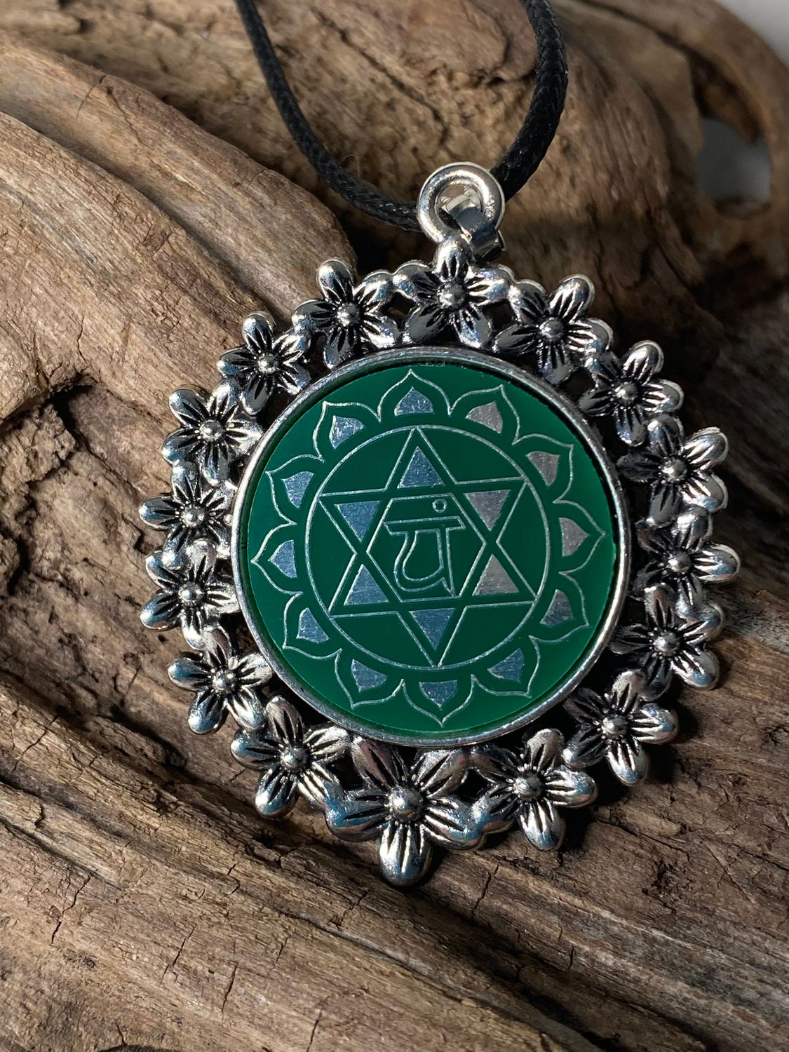 Amulett – silberfarben Blumenmuster mit Herz Chakra Symbol – Produktansicht 1