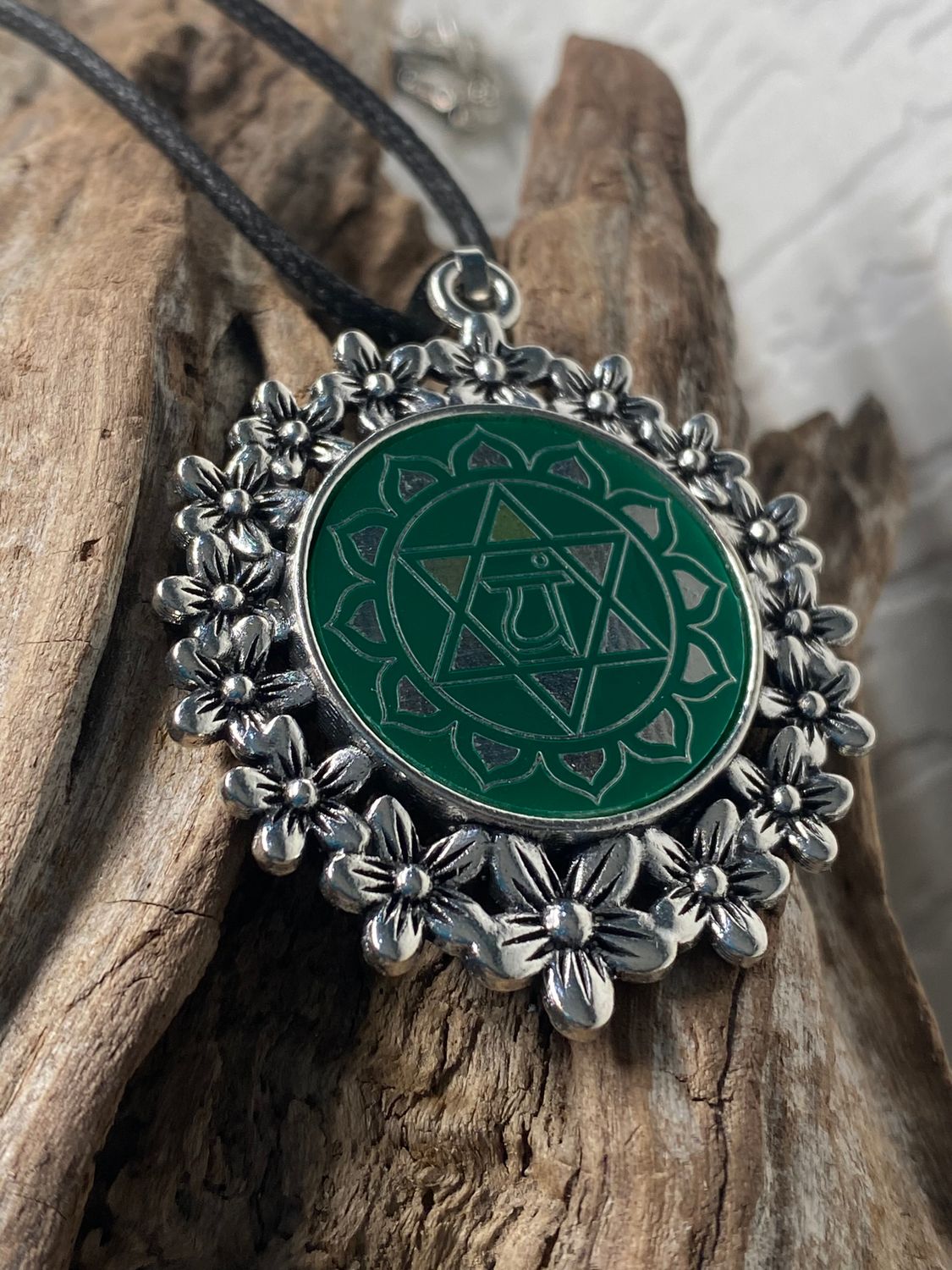 Amulett – silberfarben Blumenmuster mit Herz Chakra Symbol – Produktansicht 1