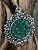 Amulett – silberfarben Blumenmuster mit Herz Chakra Symbol – Produktansicht 1