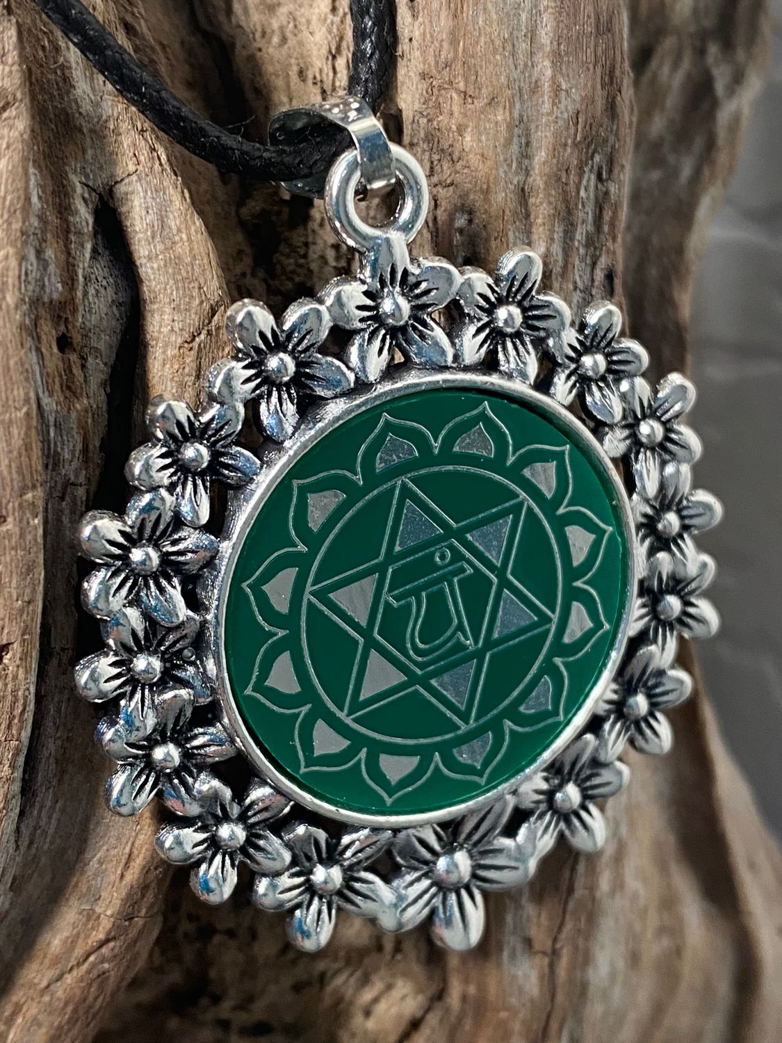 Amulett – silberfarben Blumenmuster mit Herz Chakra Symbol – Produktansicht 1