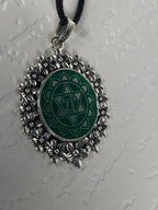 Amulett – silberfarben Blumenmuster mit Herz Chakra Symbol – Produktansicht 1