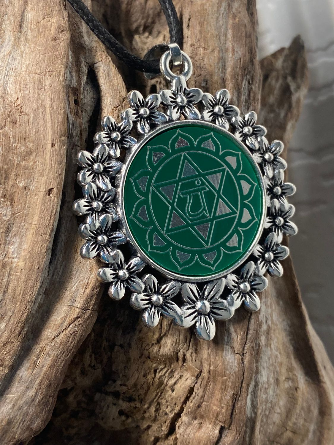Amulett – silberfarben Blumenmuster mit Herz Chakra Symbol – Produktansicht 1
