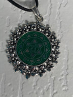 Amulett – silberfarben Blumenmuster mit Herz Chakra Symbol – Produktansicht 1