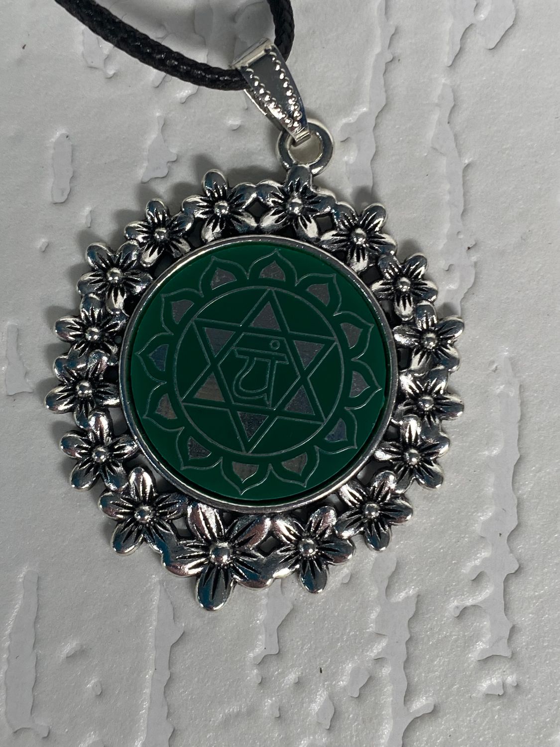 Amulett – silberfarben Blumenmuster mit Herz Chakra Symbol – Produktansicht 1