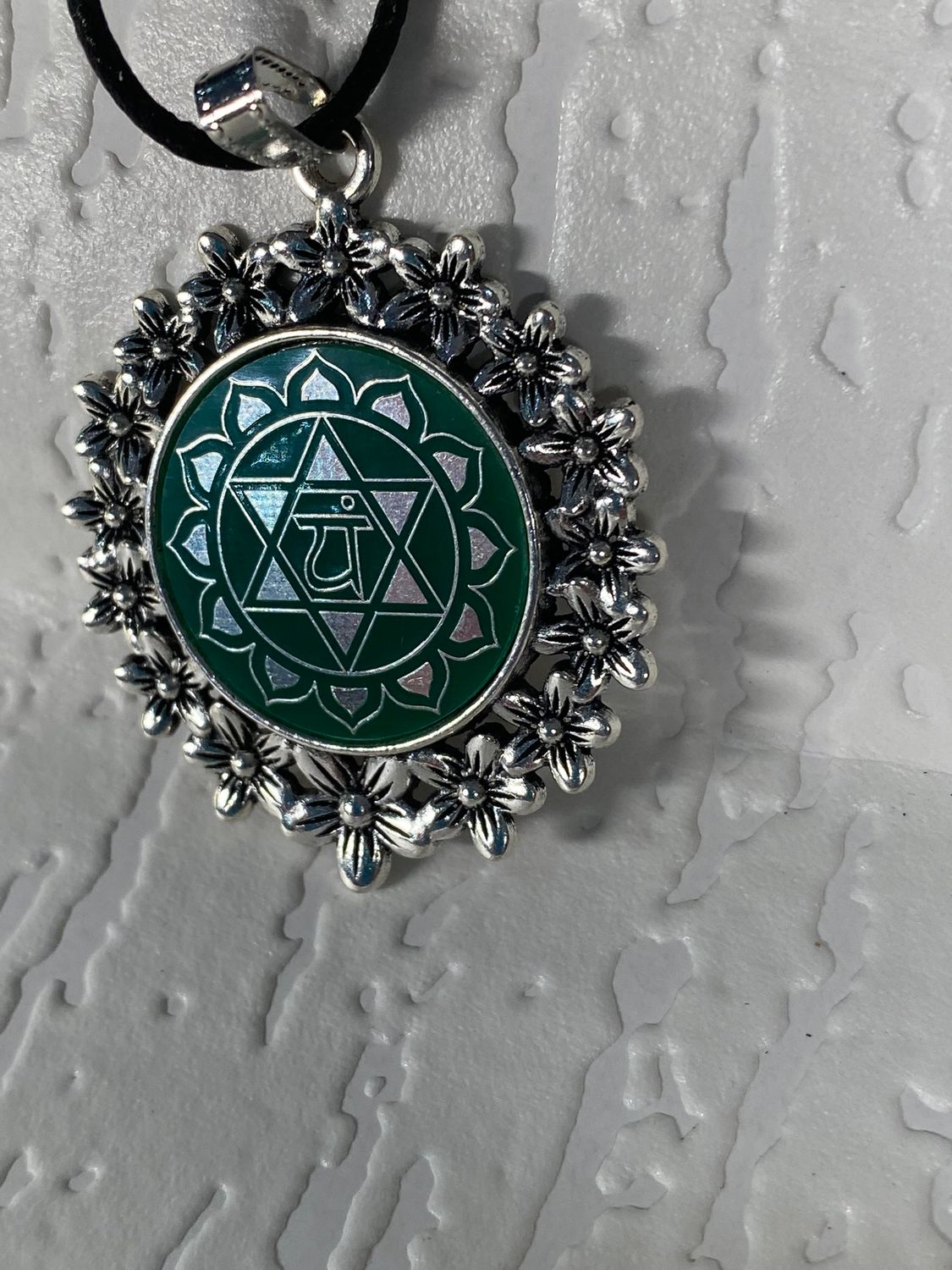 Amulett – silberfarben Blumenmuster mit Herz Chakra Symbol – Produktansicht 1