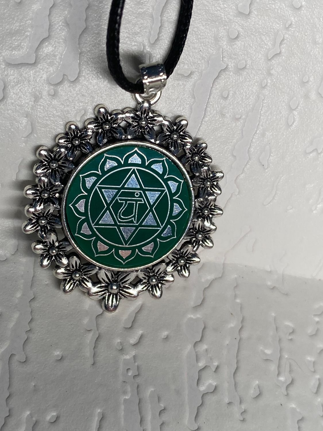Amulett – silberfarben Blumenmuster mit Herz Chakra Symbol – Produktansicht 1