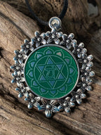 Amulett – silberfarben Blumenmuster mit Herz Chakra Symbol – Produktansicht 1