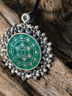 Amulett – silberfarben Blumenmuster mit Herz Chakra Symbol – Produktansicht 1