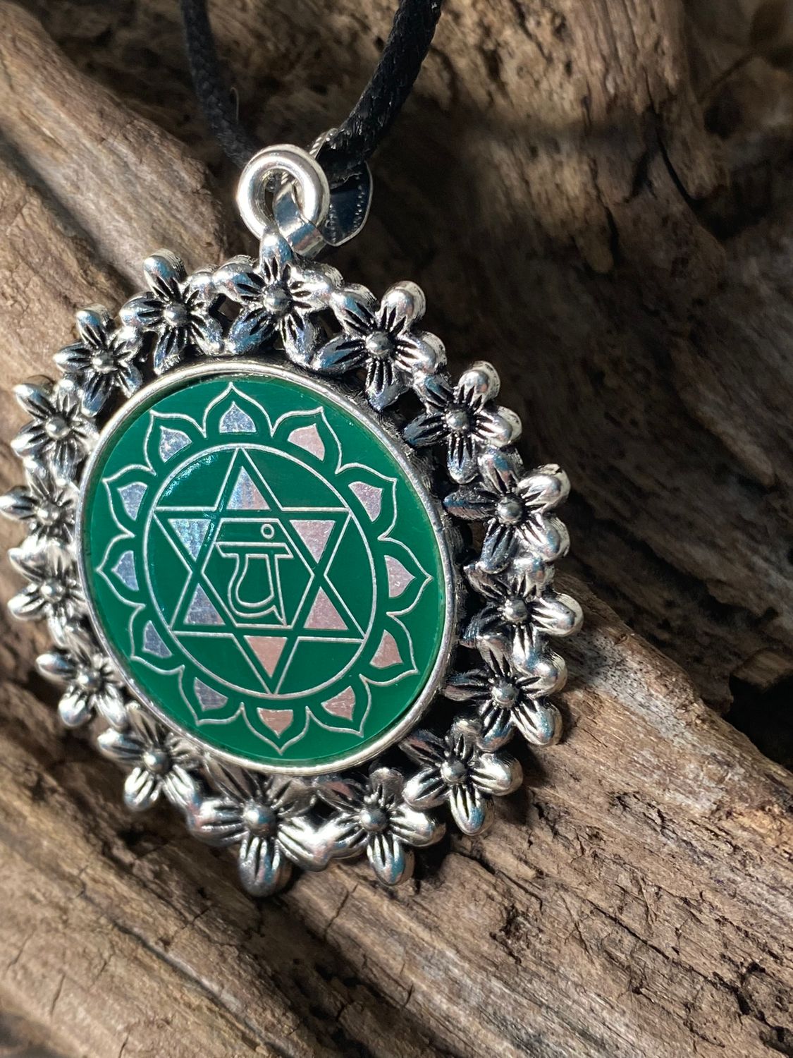 Amulett – silberfarben Blumenmuster mit Herz Chakra Symbol – Produktansicht 1