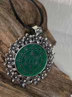Amulett – silberfarben Blumenmuster mit Herz Chakra Symbol – Produktansicht 1